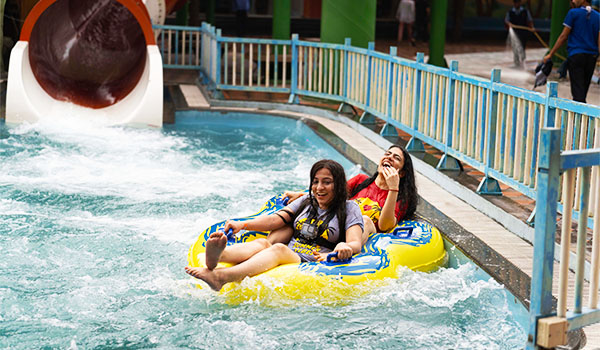 Monsoon-masti-at-Aquamagica-surat